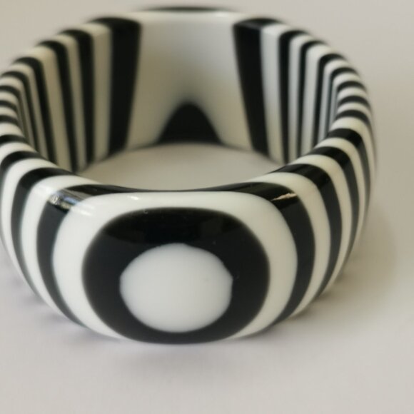 Vintage 60’s Black and White Lucite Op Art Bangle Bracelet - Picture 3 of 7